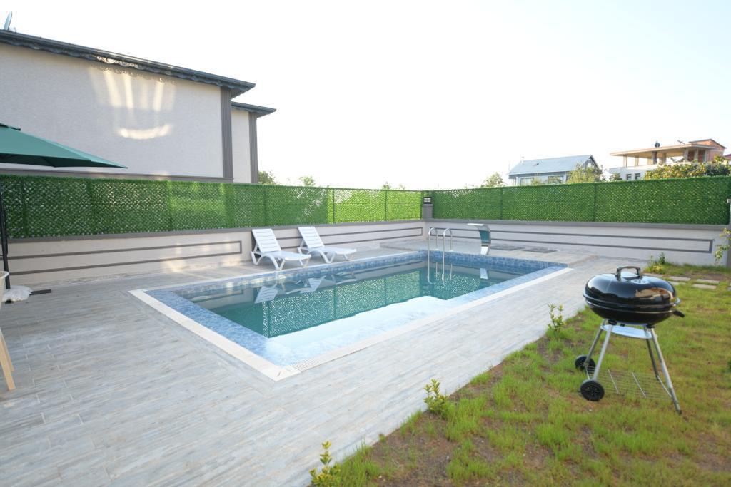 ARAKLI HÜRRİYET MAHALLESİNDE HAVUZLU LÜKS SATILIK VİLLALAR